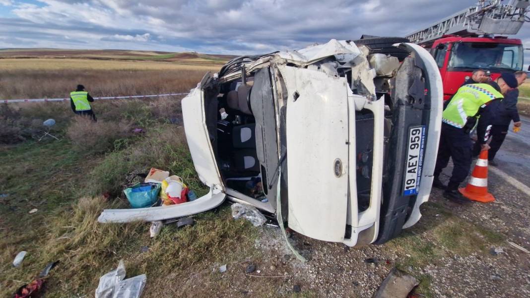 Çorum'da tarım işçilerini taşıyan minibüsle zift yüklü tanker çarpıştı: 1 ölü 18 yaralı 8